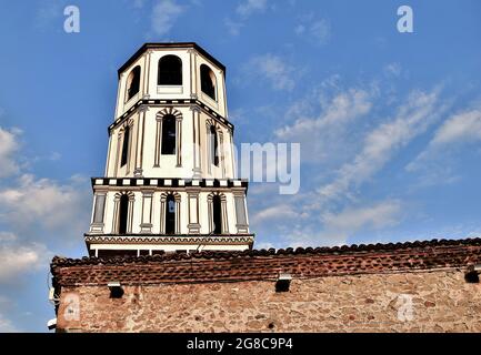 PLOVDIV, BULGARIA - 12 agosto 2015: Un campanile bianco e nero di San Konstantin e Chiesa di Sant'Elena, Città Vecchia, Plovdiv, Bulgaria su una bella nuvolosa Foto Stock