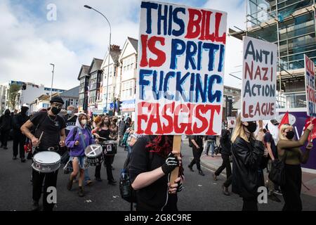 Brighton, East Sussex, Regno Unito. 3 luglio 2021. Circa 50 manifestanti hanno colpito le strade di Brighton per protestare contro una poliziesca controversa Foto Stock