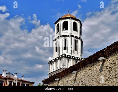 PLOVDIV, BULGARIA - 12 agosto 2015: Un campanile bianco e nero di San Konstantin e Chiesa di Sant'Elena, Città Vecchia, Plovdiv, Bulgaria su una bella nuvolosa Foto Stock