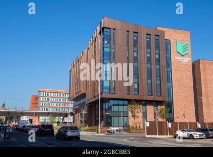 Mattina estiva presso il nuovo Nottingham College City Hub sul lato sud di Nottingham City, Nottinghamshire England UK Foto Stock