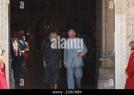 Exeter, Devon, Regno Unito. 19 luglio 2021. Sua altezza reale il Principe di Galles e la Duchessa di Cornovaglia hanno fatto la loro visita annuale al Devon nel sud-ovest, iniziando la loro visita alla Cattedrale di Exeter il giorno più caldo dell'anno. Credit: Natasha Quarmby/Alamy Live News Foto Stock