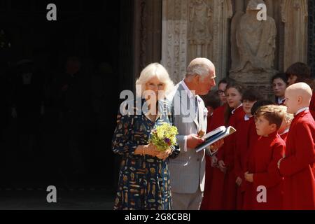 Exeter, Devon, Regno Unito. 19 luglio 2021. Sua altezza reale il Principe di Galles e la Duchessa di Cornovaglia hanno fatto la loro visita annuale al Devon nel sud-ovest, iniziando la loro visita alla Cattedrale di Exeter il giorno più caldo dell'anno. Credit: Natasha Quarmby/Alamy Live News Foto Stock