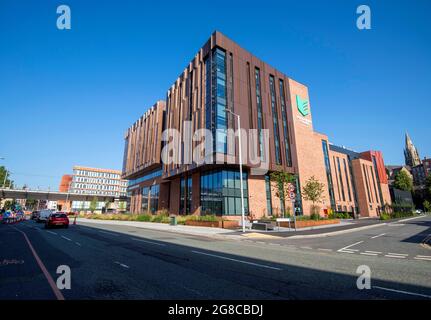 Mattina estiva presso il nuovo Nottingham College City Hub sul lato sud di Nottingham City, Nottinghamshire England UK Foto Stock