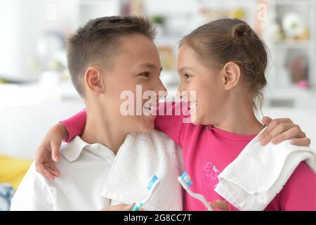 Carino bambina e fratello spazzolando i denti Foto Stock