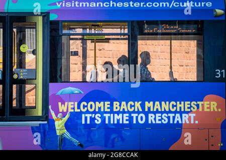 Manchester, Regno Unito. 19 luglio 2021. Questa mattina i passeggeri del Metrolink si sono ancora attenuti alle maschere. Nonostante le restrizioni che oggi vengono abolite, l'uso di una maschera sui tram rimane ancora per ridurre la diffusione di COVID19. Credit: Andy Barton/Alamy Live News Foto Stock