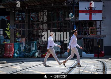 Manchester, Regno Unito. 19 luglio 2021. I pendolari del mattino si spostano attraverso Piccadilly per lavorare il primo giorno di libertà da quando le restrizioni di blocco COVID19 sono state applicate 16 mesi fa. Credit: Andy Barton/Alamy Live News Foto Stock