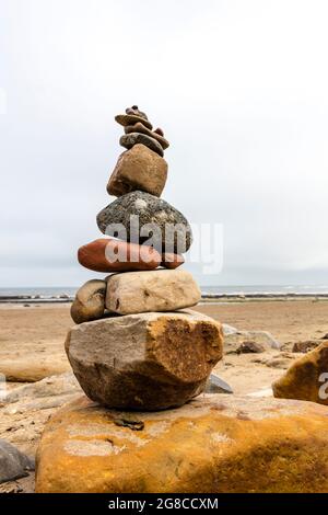 Balancing Act, Rock Cairn, Robin Hoods Bay, Yorkshire, Regno Unito, Inghilterra, bilanciamento del rock, rocce bilanciate, pietre bilanciate, cairn, cairns, metafora, vita, Foto Stock