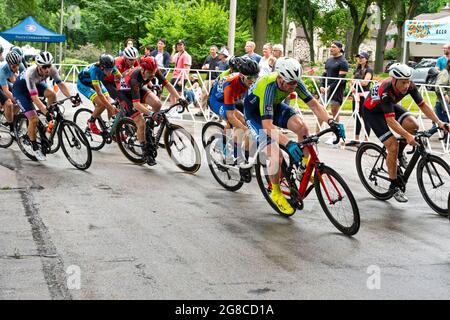 Wauwatosa, WI/USA - 26 giugno 2021: I piloti navigano all'angolo di Washington Highlands categoria tre quattro uomini criterium in Tour of America's Dairyland. Foto Stock