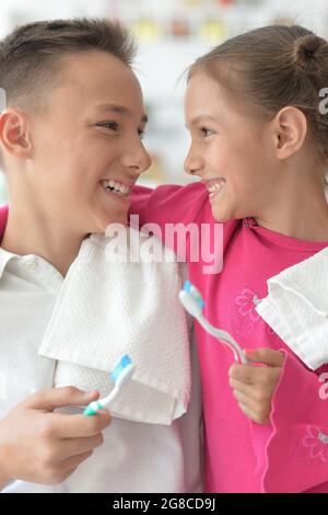 Carino bambina e fratello spazzolando i denti Foto Stock