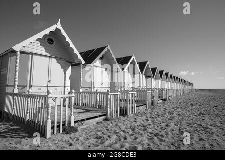 Immagine in bianco e nero delle capanne sulla spiaggia a West Mersea, Essex, Inghilterra Foto Stock