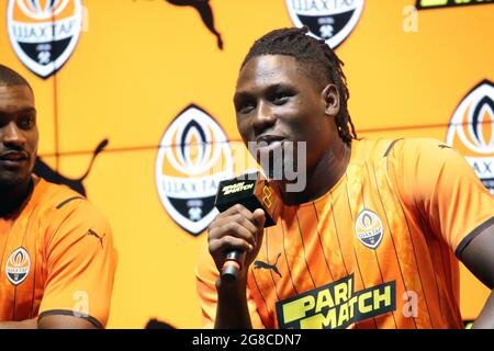 KIEV, UCRAINA - 19 LUGLIO 2021 - Forward Lassina Traore risponde alle domande durante la presentazione dei nuovi arrivati del FC Shakhtar Donetsk, Kiev, capitale dell'Ucraina. Credit: Ukrinform/Alamy Live News Foto Stock