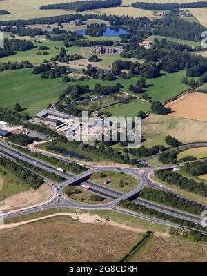 Veduta aerea della J47 della A1(M) ad Allerton Mauleverer vicino a Knaresborough, North Yorkshire (sullo sfondo si trova il castello di Allerton in Allerton Park) Foto Stock