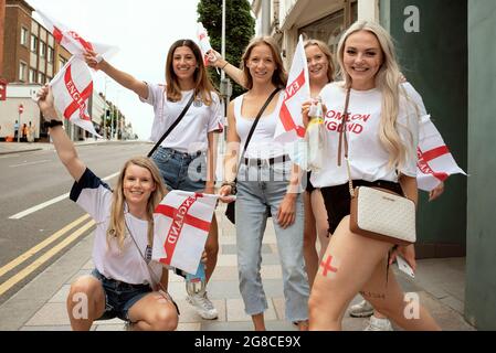 Allegro gruppo di tifosi calcistiche prima della finale Euro 2020 Inghilterra contro Italia. Atmosfera patriottica a Clapham, Londra, Regno Unito. 11 luglio 2021 Foto Stock