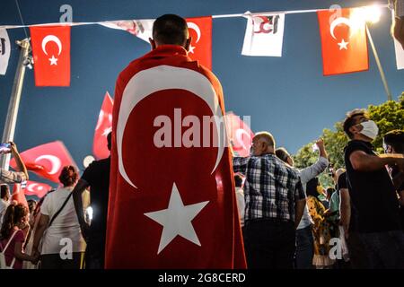 Ankara, Turchia. 15 luglio 2021. Un uomo con bandiera nazionale turca partecipa a un raduno che segna il quinto anniversario del fallito colpo di stato del 15 luglio 2016 ad Ankara, Turchia, giovedì 15 luglio 2021. (Foto di Altan Gocher/GochreImagery/Sipa USA) Credit: Sipa USA/Alamy Live News Foto Stock