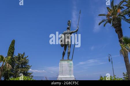 Statua di Achilles nei giardini del palazzo Achilleion costruito a Gastouri sull'isola di Corfù per l'imperatrice Elisabetta d'Austria, conosciuta come Sisi, Grecia Foto Stock