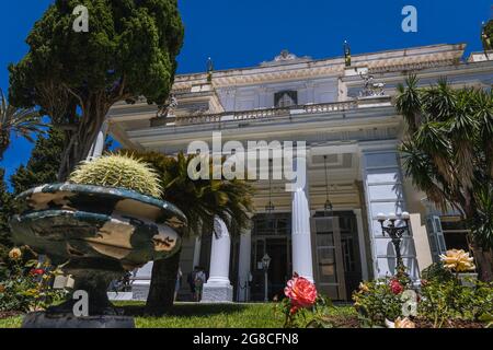 Esterno del palazzo Achilleion costruito a Gastouri sull'isola di Corfù per l'imperatrice Elisabetta d'Austria, conosciuta anche come Sisi, Grecia Foto Stock