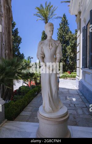 Statua dell'imperatrice Elisabetta d'Austria conosciuta Sisi di fronte al palazzo Achilleion costruito a Gastouri sull'isola di Corfù, Grecia Foto Stock