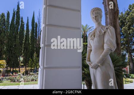 Statua dell'imperatrice Elisabetta d'Austria conosciuta Sisi di fronte al palazzo Achilleion costruito a Gastouri sull'isola di Corfù, Grecia Foto Stock