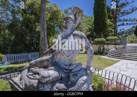Statua di Achilleion in stile Achilleion costruita a Gastouri sull'isola di Corfù per l'imperatrice Elisabetta d'Austria, conosciuta come Sisi, Grecia Foto Stock