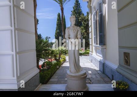 Statua dell'imperatrice Elisabetta d'Austria conosciuta Sisi di fronte al palazzo Achilleion costruito a Gastouri sull'isola di Corfù, Grecia Foto Stock