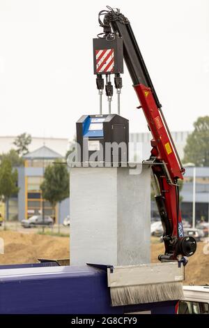 ZUTPHEN, PAESI BASSI - 14 luglio 2021: Camion olandese per la raccolta dei rifiuti con braccio meccanico che scarica a distanza i rifiuti di carta di cartone nel camion Foto Stock