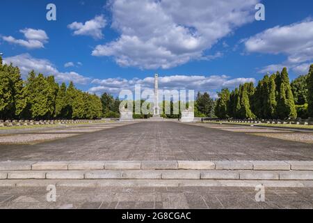 Obelisco del cimitero militare sovietico con tombe della seconda guerra mondiale nel distretto di Mokotow della città di Varsavia, Polonia Foto Stock