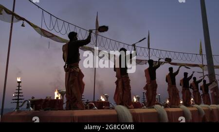 VARANASI, INDIA - 06 marzo 2019: Una mattina di alba con grande riunione religiosa e cerimonia del Ganga Aarti Foto Stock