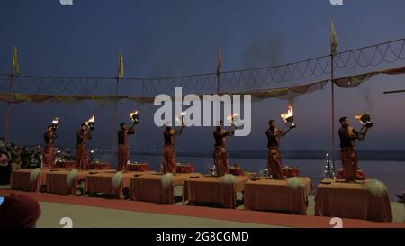 VARANASI, INDIA - 06 marzo 2019: Una mattina di alba con grande riunione religiosa e cerimonia del Ganga Aarti Foto Stock