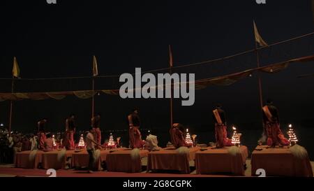 VARANASI, INDIA - 06 marzo 2019: Una mattina di alba con grande riunione religiosa e cerimonia del Ganga Aarti Foto Stock