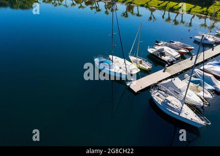 Barche a vela ormeggiate e barche da diporto, vista aerea Foto Stock