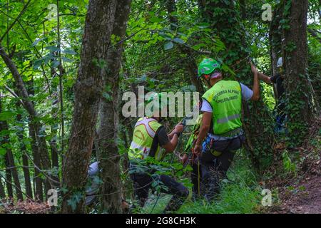 Luglio 2021 Reggio Emilia: Alpinisti, alpinisti soccorritori trainando in montagna pietra di Bismantova. Soccorso alpino Foto Stock