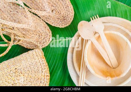 Utensili da cucina realizzati con palma in foglia di betel, Flip flop e borsa realizzati con giacinto d'acqua o giacinto d'acqua galleggiante, materiale naturale. il pr verde Foto Stock