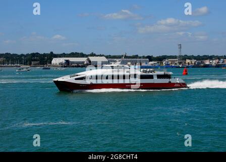 Linea Red Funnel traghetto per passeggeri RedJet 4 su Southampton Water Foto Stock