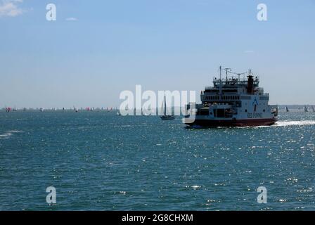 Red Funnel traghetto Red Osprey sul Solent durante la regata della settimana dei Cowes Foto Stock