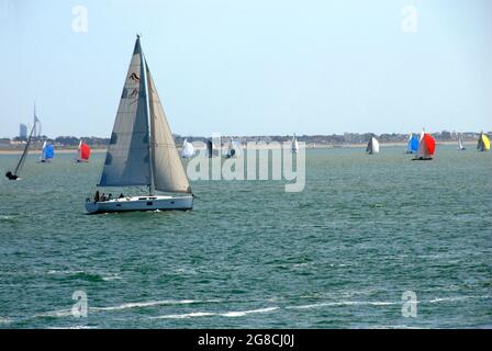 Barche a vela sul Solent durante la regata di Cowes Week Foto Stock