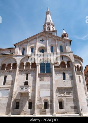 Modena - Italia - 12 giugno 2021: L'esterno del Duomo di Modena Foto Stock