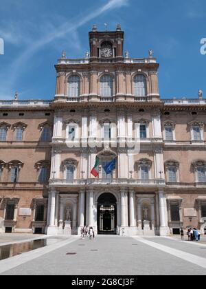 Modena - Italia - 12 giugno 2021:esterno del palazzo ducale di Modena, oggi ospita la prestigiosa Accademia militare di Modena. Foto Stock