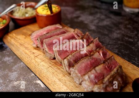 Short Rib o Costela Premium. Bella bistecca affettata ​​on su una tavola di legno. Rara bistecca a fette. Foto Stock