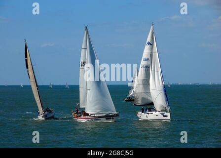 Gli yacht che navigano si avvicinano al Solent mentre gareggiano nella regata della settimana dei Cowes Foto Stock