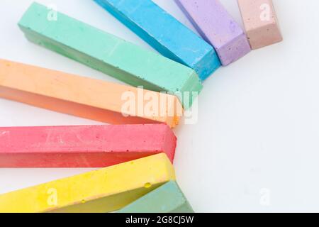 Gessetti colorati con vernice e tavolozza su sfondo colorato Foto stock -  Alamy