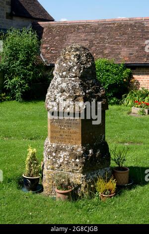 Lapide della famiglia Parke, St. Peter e St. Paul`s Churchyard, Butlers Marston, Warwickshire, Inghilterra, Regno Unito Foto Stock