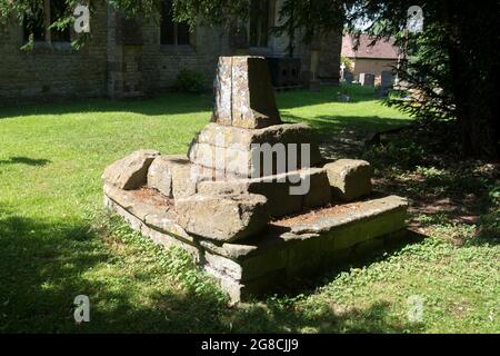 Una vecchia croce in St. Peter e St Paul`s Churchyard, Butlers Marston, Warwickshire, Inghilterra, Regno Unito Foto Stock