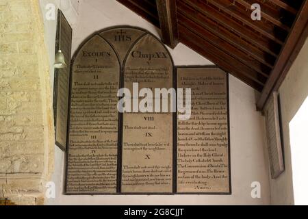 Dieci Comandamenti e le schede del Credo, Chiesa di San Pietro e San Paolo`s, Butlers Marston, Warwickshire, Inghilterra, Regno Unito Foto Stock