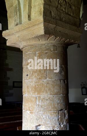 Una colonna e capitale scolpita, Chiesa di San Pietro e San Paolo`s, Butlers Marston, Warwickshire, Inghilterra, Regno Unito Foto Stock