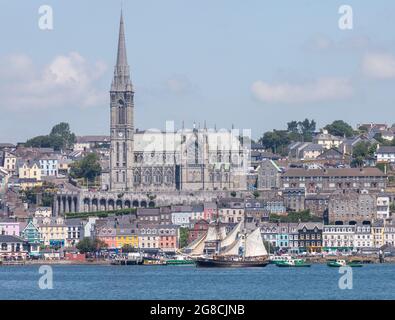 Cobh, Cork, Irlanda. 19 luglio 2021. Il brigantino senza motore Tres Hombres naviga fino al porto sotto la tela piena passando le case sul lungomare fino alla sua ormeggio a Cobh, Co. Cork, Irlanda. - Picture; David Creedon Credit: David Creedon/Alamy Live News Foto Stock