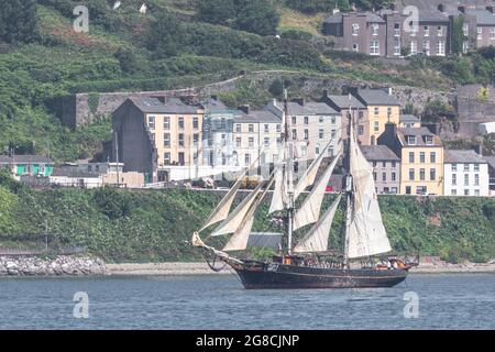 Cobh, Cork, Irlanda. 19 luglio 2021. Il brigantino senza motore Tres Hombres naviga fino al porto sotto la tela piena passando le case sul lungomare fino alla sua ormeggio a Cobh, Co. Cork, Irlanda. - Picture; David Creedon Credit: David Creedon/Alamy Live News Foto Stock