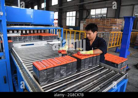 (210719) -- HEFEI, 19 luglio 2021 (Xinhua) -- un dipendente produce batterie nel parco tecnologico di Tianying a Jieshou, provincia di Anhui, nella Cina orientale, il 15 luglio 2021. Al parco tecnologico Tianying di Jieshou, materiali come piombo e plastica che si trovano nelle batterie di scarto vengono riutilizzati attraverso una serie di processi. Per promuovere l'economia circolare, Jieshou ha costruito una delle più grandi basi di riciclaggio e produzione di batterie di energia in Cina con un sistema di riciclaggio completo e industrie correlate. Ogni anno, la città ricicla 1.6 milioni di tonnellate di batterie di scarto. (Xinhua/Han Xu) Foto Stock