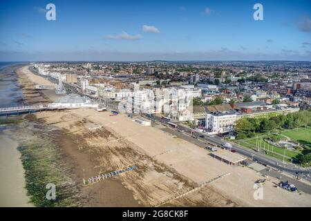 Splendida vista aerea sul lungomare di Worthing e sul molo che mostra il mix di architettura vittoriana ed edoardiana dell'Inghilterra. Foto Stock