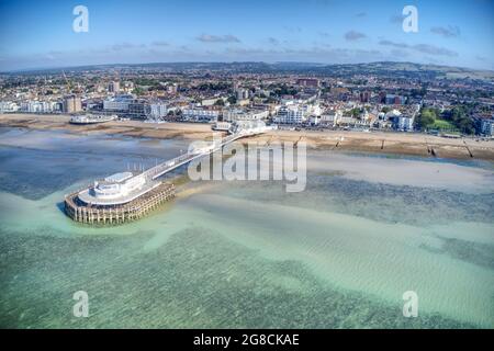 Foto aerea di Worthing Pier che mostra l'architettura art deco delle sale da tè alla fine del molo. Foto Stock