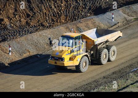 Dumper articolato Caterpillar 725 in cava in Inghilterra. Foto Stock